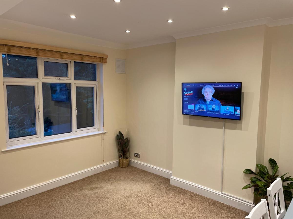 Super Convenient For Central London - Large 2 Double Bed Apartment 30 Seconds Walk To Platform Train Station And 19 Mins To London Waterloo Luaran gambar