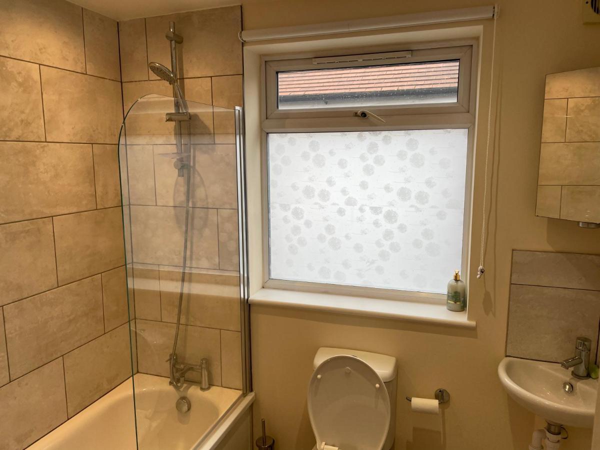 Super Convenient For Central London - Large 2 Double Bed Apartment 30 Seconds Walk To Platform Train Station And 19 Mins To London Waterloo Luaran gambar