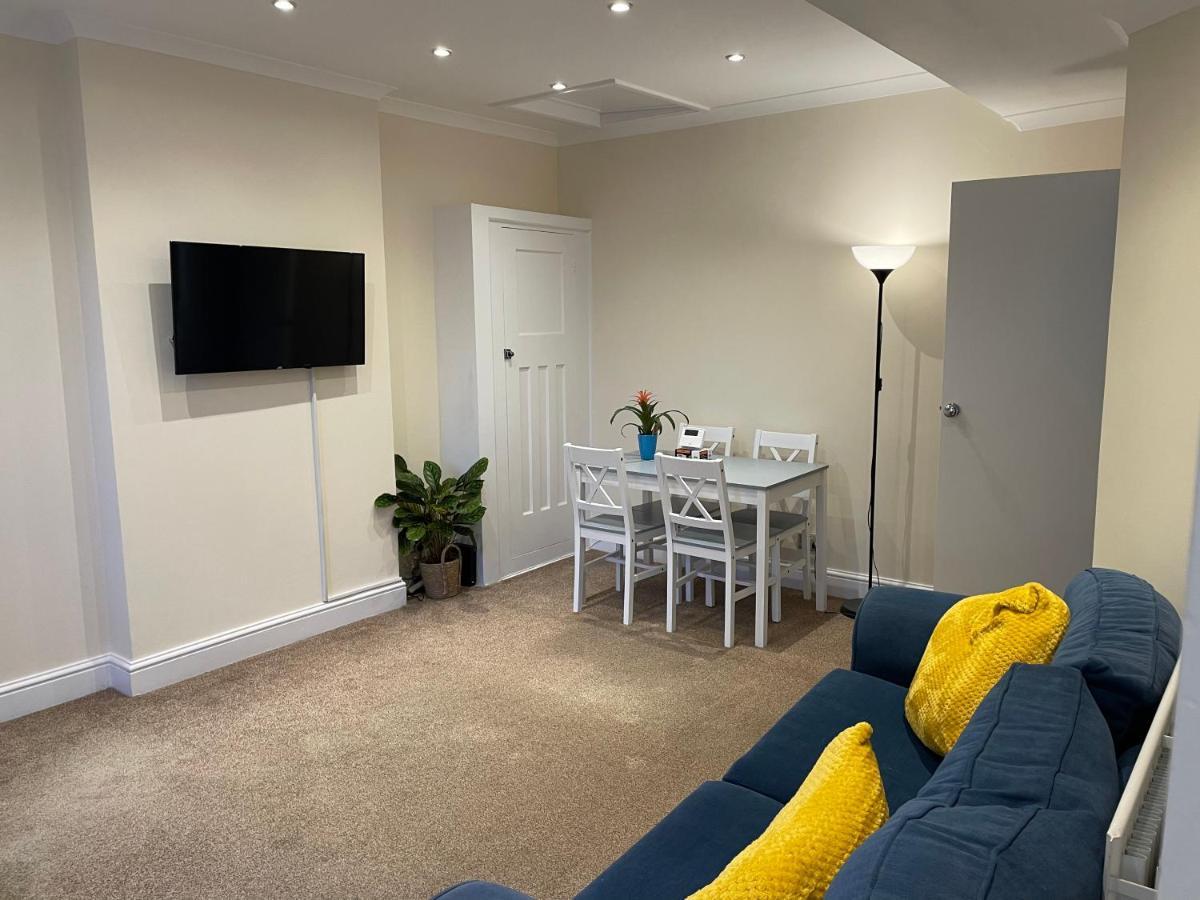 Super Convenient For Central London - Large 2 Double Bed Apartment 30 Seconds Walk To Platform Train Station And 19 Mins To London Waterloo Luaran gambar