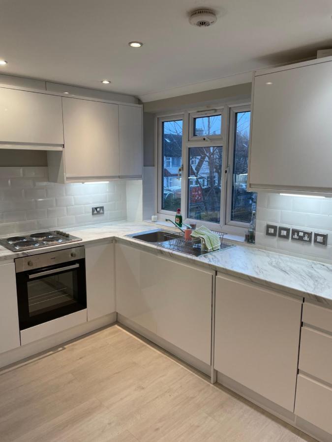 Super Convenient For Central London - Large 2 Double Bed Apartment 30 Seconds Walk To Platform Train Station And 19 Mins To London Waterloo Luaran gambar