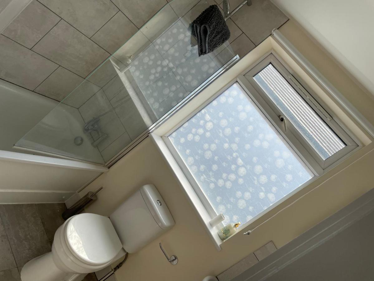 Super Convenient For Central London - Large 2 Double Bed Apartment 30 Seconds Walk To Platform Train Station And 19 Mins To London Waterloo Luaran gambar