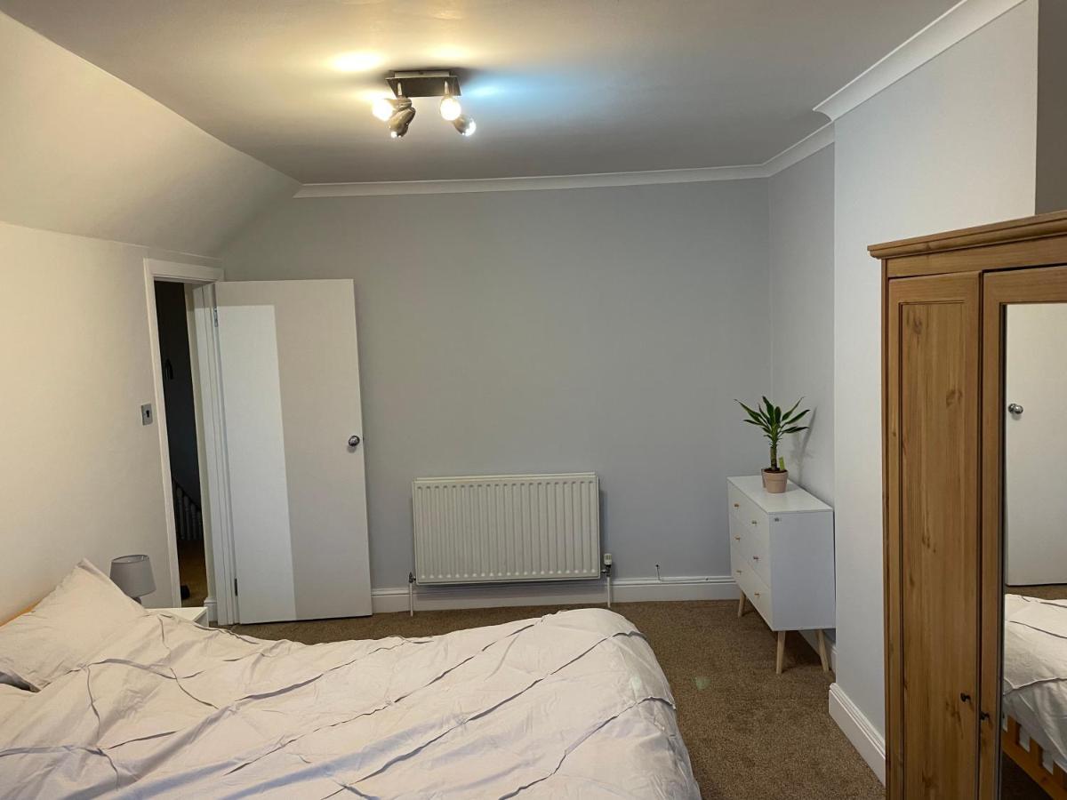 Super Convenient For Central London - Large 2 Double Bed Apartment 30 Seconds Walk To Platform Train Station And 19 Mins To London Waterloo Luaran gambar