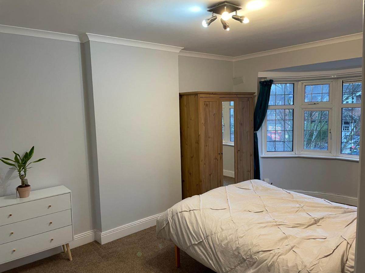 Super Convenient For Central London - Large 2 Double Bed Apartment 30 Seconds Walk To Platform Train Station And 19 Mins To London Waterloo Luaran gambar